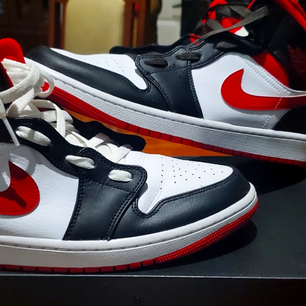 Jordan 1 mid gym red size 11 like new